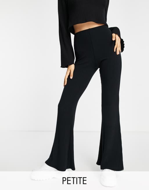 New Look Petite – Czarne prążkowane legginsy z rozszerzanymi nogawkami