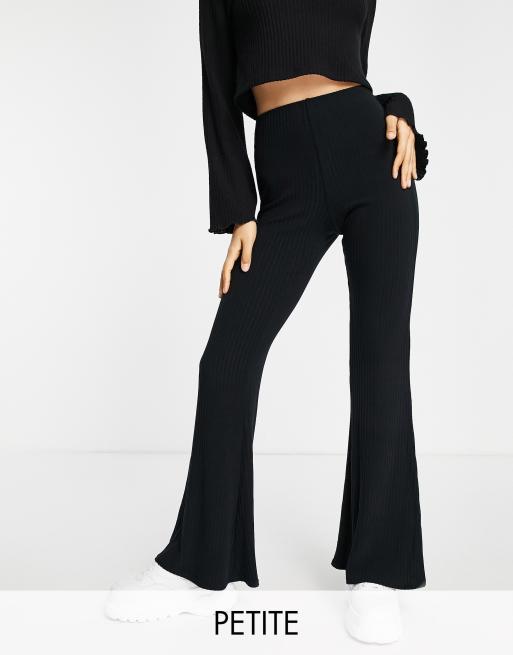New Look Petite – Czarne prążkowane legginsy z rozszerzanymi nogawkami