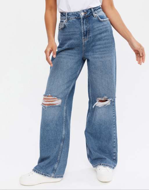 New Look Petite - Dad jeans met wijde pijpen en kniescheuren in middenblauw