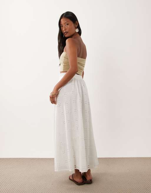 New Look Petite - Falda larga blanca con bordado inglés, 5 de 5
