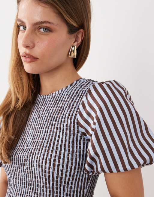 New Look Petite - Gesmokte gestreepte midi jurk in blauw, 2 van 4