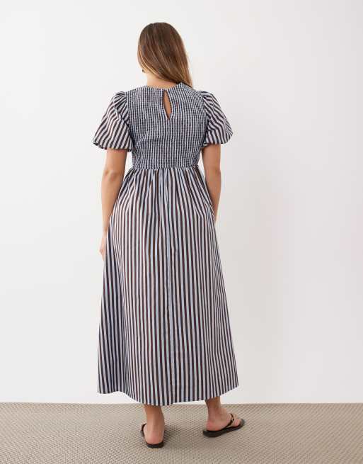 New Look Petite - Gesmokte gestreepte midi jurk in blauw, 4 van 4