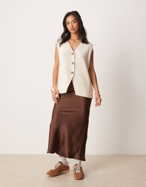 New Look Petite - Gonna midi in raso marrone con taglio sbieco