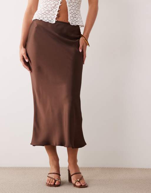 New Look Petite - Gonna midi in raso marrone scuro con taglio sbieco, 5 di 5