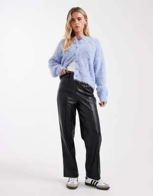 New Look Petite - Hose aus Kunstleder mit weitem Bein in Schwarz