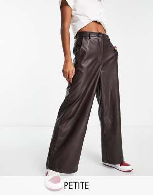 New Look Petite - Hose in Braun aus Kunstleder mit weitem Bein