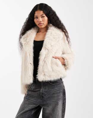 New Look Petite - Jacke aus haarigem Kunstpelz in Cremeweiß