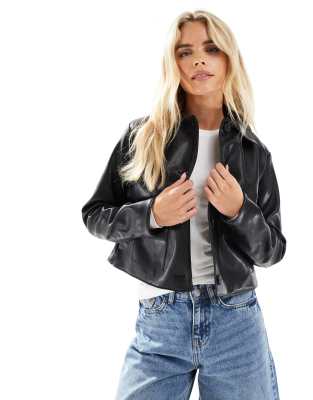 New Look Petite - Jacke aus Kunstleder in Schwarz mit aufgesetzter Tasche