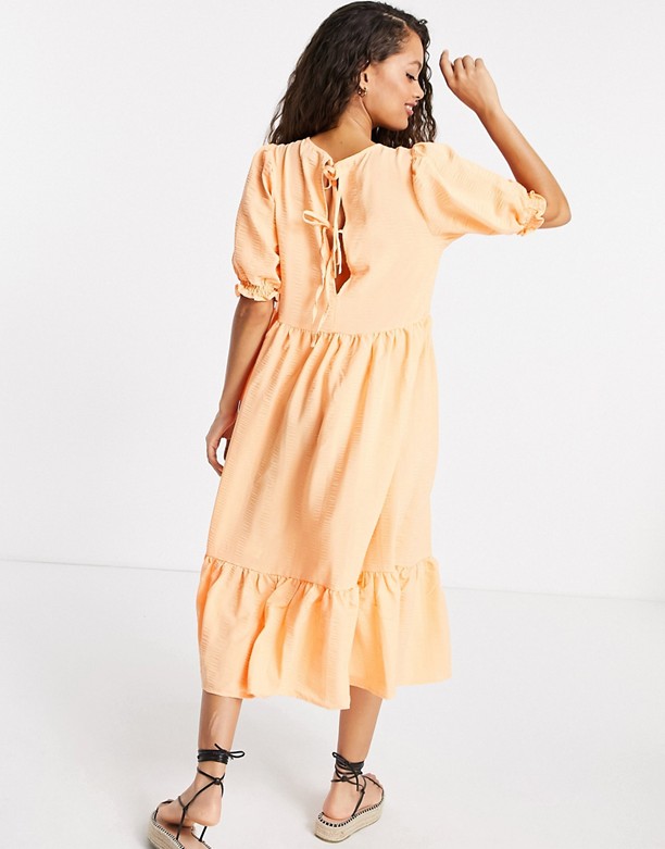  Nowy New Look Petite – Jasnokoralowa teksturowana warstwowa sukienka midi Koralowy