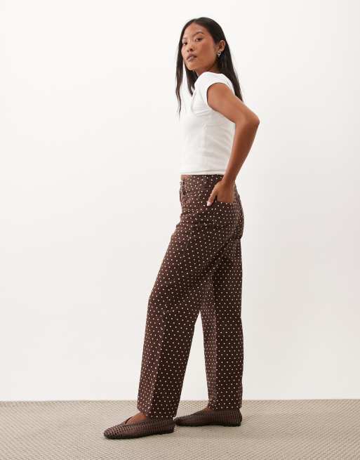 New Look Petite jeans a gamba larga con stampa a pois marrone, 3 di 5