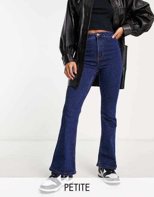  New Look Petite – Jeans mit ausgestelltem Bein in Indigoblau