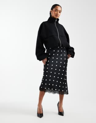 New Look Petite - Jupe mi-longue en satin à pois bordée de dentelle - Noir