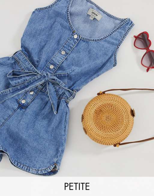 New Look Petite – Kurzer Jumpsuit aus Denim mit Taillenschnürung in Mittelblau