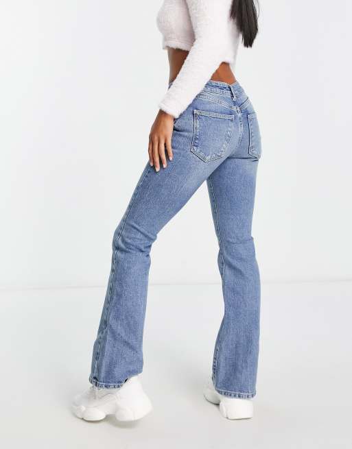 New Look Petite - Lavtaljede jeans med svaj i mellemblå, 2 af 4