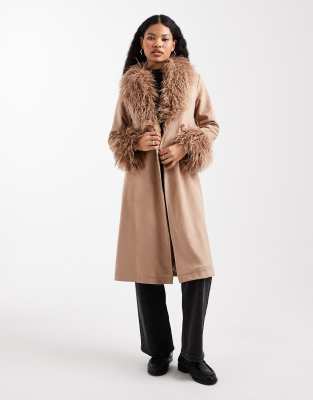 New Look Petite - Mantel aus Wildlederimitat und Kunstpelz in Braun mit Gürtel-Neutral