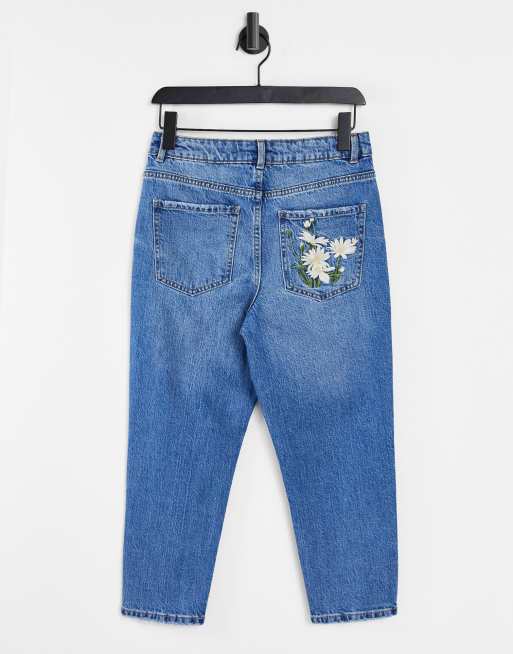 New Look Petite – Mellanblå mom jeans med broderad ficka, 2 av 4