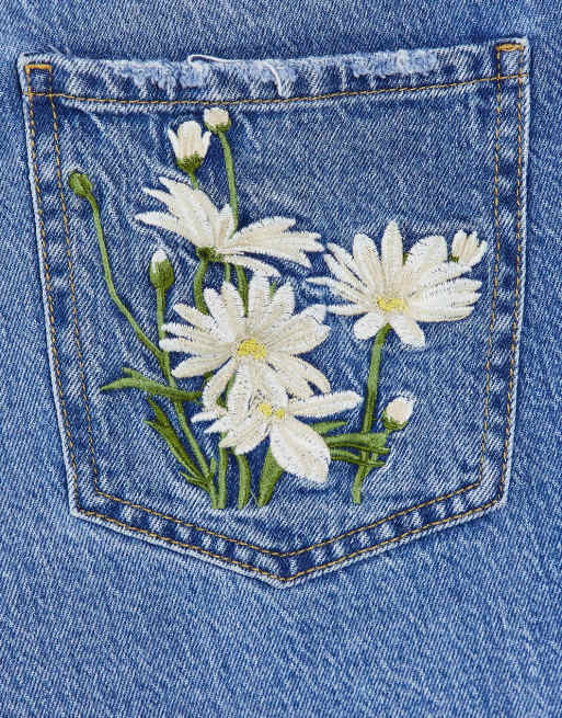 New Look Petite – Mellanblå mom jeans med broderad ficka, 3 av 4