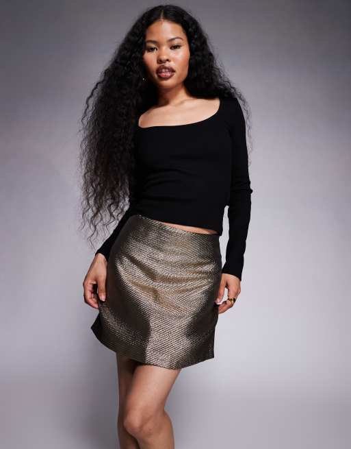 New Look Petite metallic twill mini skirt in gold, 3 of 5