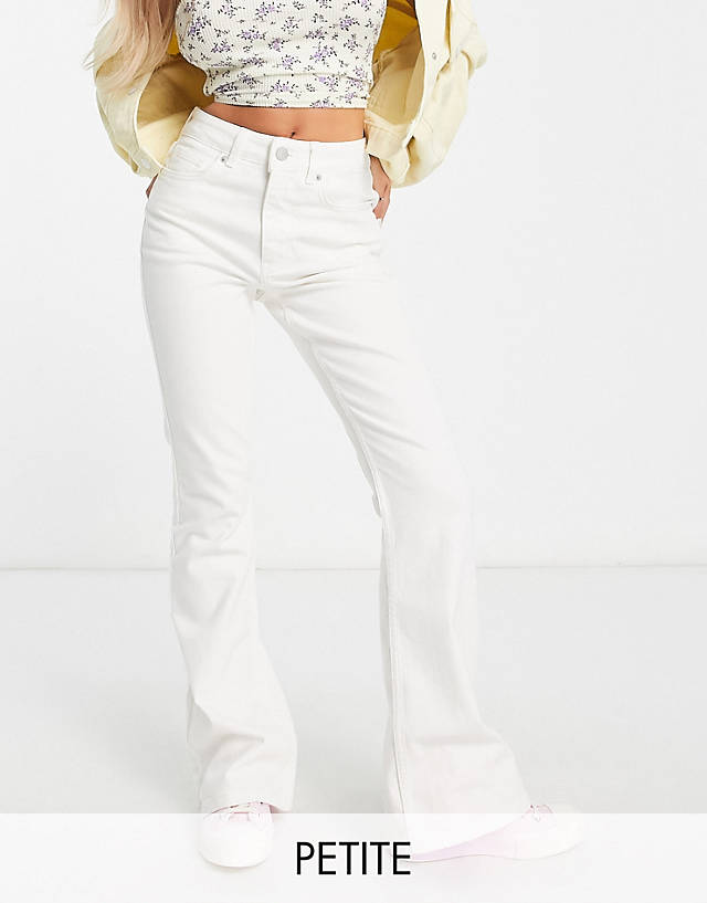 New Look Petite - mid rise flare jean in white