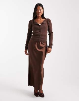 New Look Petite - Midirock aus Satin in Dunkelbraun mit Schrägschnitt-Brown