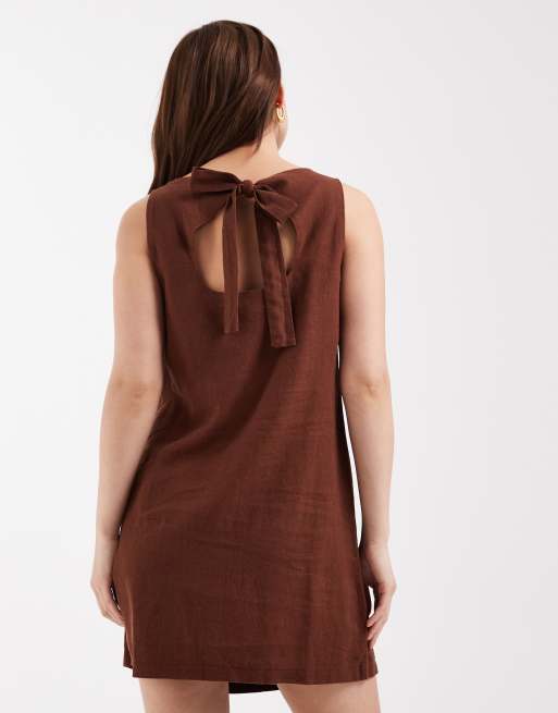 New Look Petite - Mini jurk van linnenmix met gestrikte achterkant in bruin, 2 van 4
