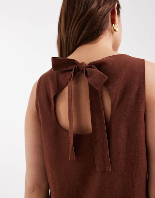 New Look Petite - Mini jurk van linnenmix met gestrikte achterkant in bruin, 3 van 4