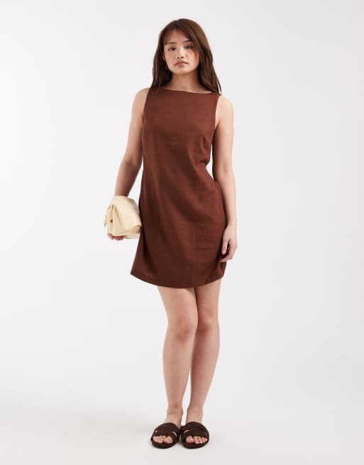 New Look Petite - Mini jurk van linnenmix met gestrikte achterkant in bruin, 4 van 4