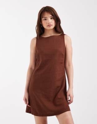 New Look Petite - Minikleid aus Leinenmix in Braun mit gebundener Rückseite-Brown