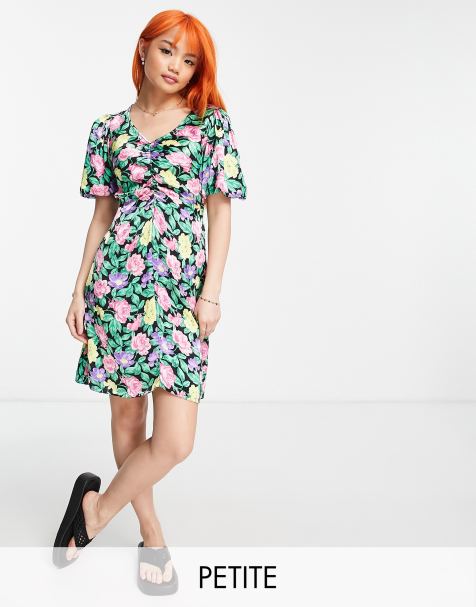 New Look Petite – Minikleid in Schwarz geblümt mit Puffärmeln und Raffung vorne - view 1