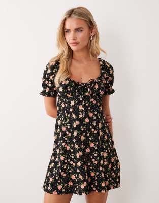 New Look Petite - Minikleid in Schwarz mit Blümchenmuster