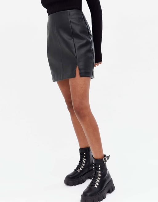 New Look Petite – Minirock aus Kunstleder in Schwarz mit Seitenschlitz