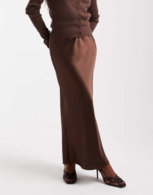New Look Petite – Mörkbrun, diagonalskuren midikjol i satin, 2 av 5
