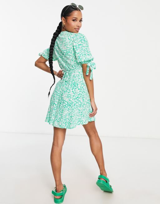 New Look Petite Nette jurk met gestrikte mouwen en groene bloemenprint ASOS