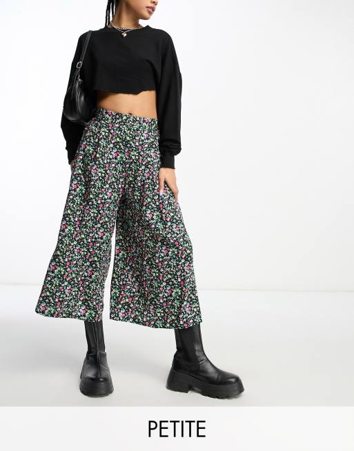 New Look Petite Pantalon court coupe large fleurs Noir