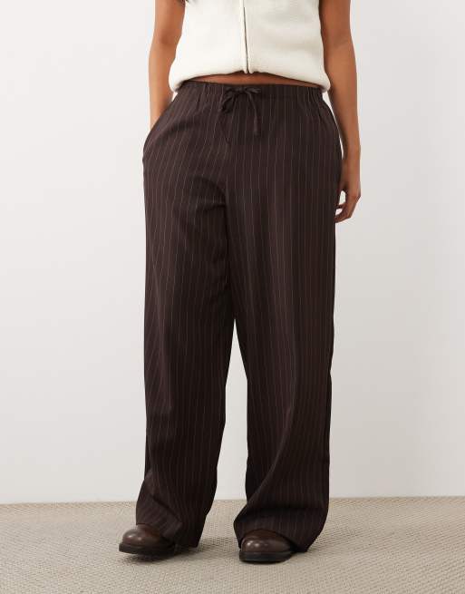 New Look Petite - pantalón de pernera ancha de raya diplomática en marrón oscuro, 2 de 5