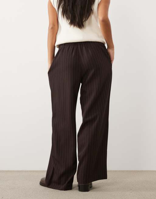 New Look Petite - pantalón de pernera ancha de raya diplomática en marrón oscuro, 4 de 5