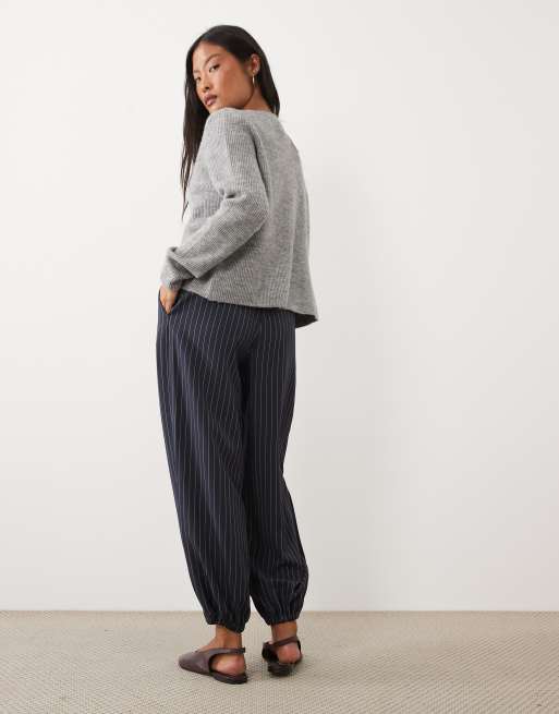 New Look Petite pinstripe balloon trousers in blue, 3 of 5