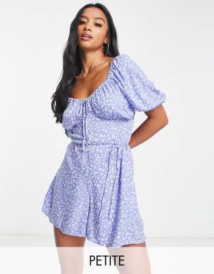 New Look Petite - Playsuit mit herzförmigem Ausschnitt in Blau mit Blümchenmuster