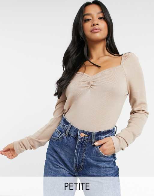 New Look Petite – Pullover mit herzförmigem Ausschnitt in Camel