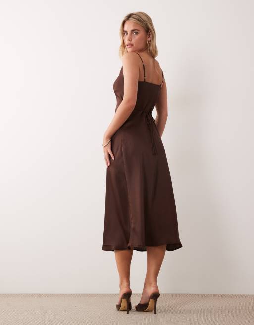 New Look Petite - Robe mi-longue en satin à col bénitier - Marron, 3 de 4