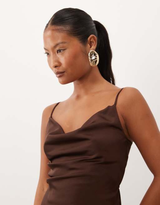 New Look Petite robe midi en satin à col bénitier marron foncé, 2 de 4