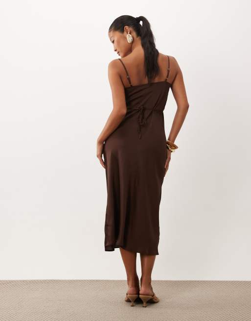 New Look Petite robe midi en satin à col bénitier marron foncé, 4 de 4