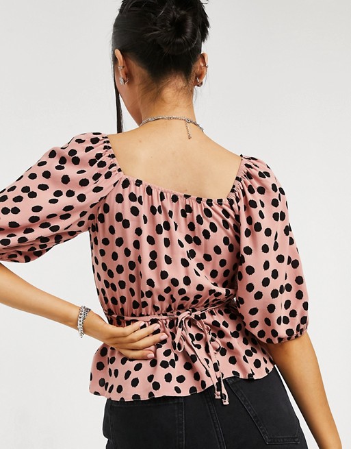 New Look Petite – RÓżowa bluzka w grochy z dekoltem karo SWYY