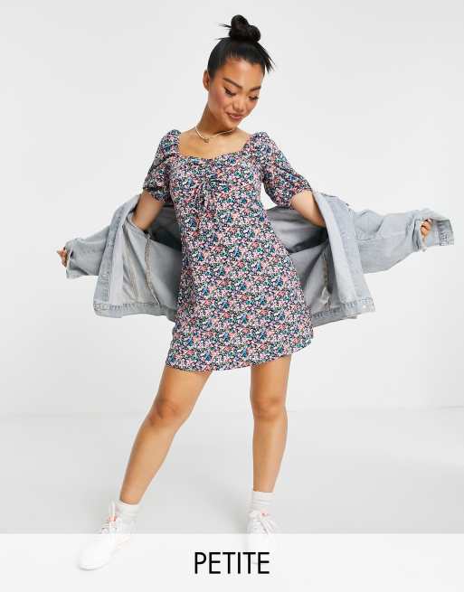 New Look Petite - Rynket sort minikjole med småblomstret print