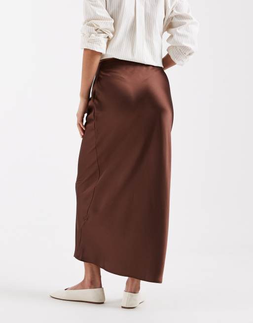 New Look Petite satin bias midi skirt in brown, 2 of 5
