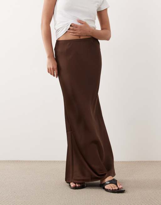 New Look Petite satin diagonalskuren maxikjol i mörkbrun, 2 av 5
