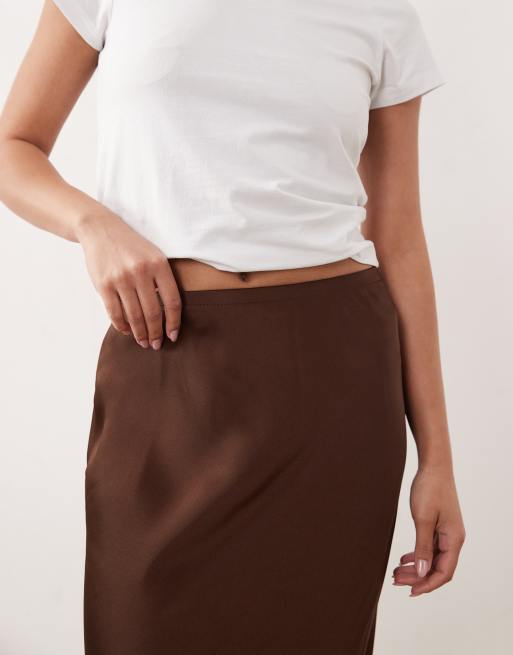 New Look Petite satin diagonalskuren maxikjol i mörkbrun, 4 av 5