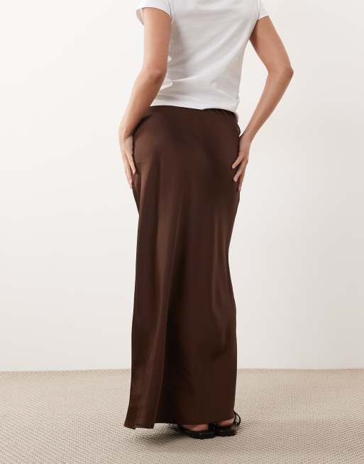 New Look Petite satin diagonalskuren maxikjol i mörkbrun, 5 av 5