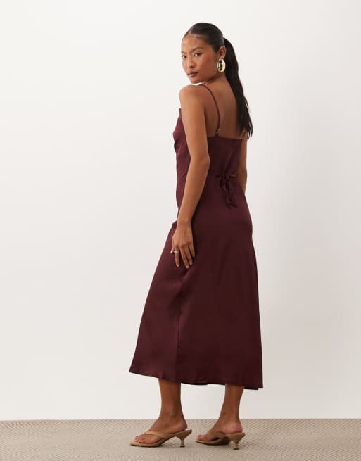 New Look Petite satin klänning med draperad ringning i midi-längd i burgundy, 4 av 4
