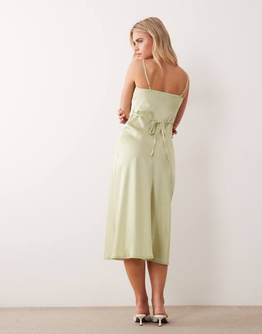 New Look Petite – Satin-Midikleid in Salbeigrün mit Wasserfallausschnitt, 4 von 4